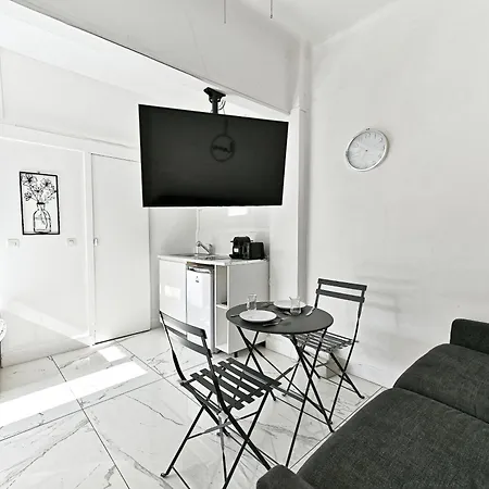 Black And White - Les Lilas- Iii Apartment