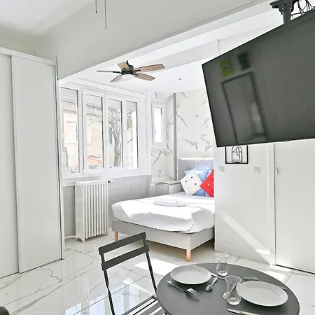 Apartment Black And White - Les Lilas- Iii